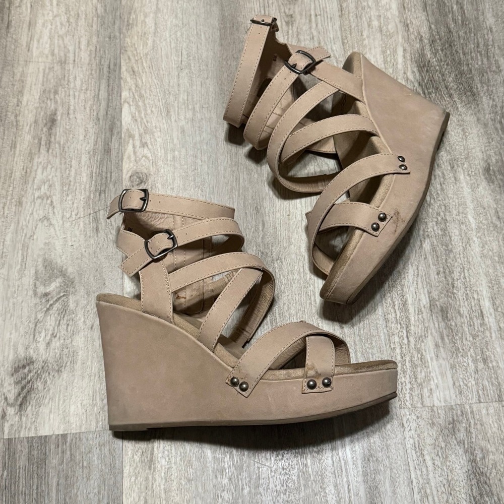 BKE Sole beautiful wedge strappy sandals size 8